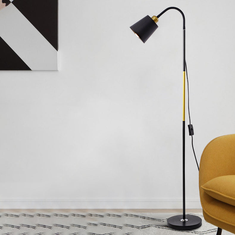 Minimalistyczna lampa podłogowa z okrągłym kloszem PVC