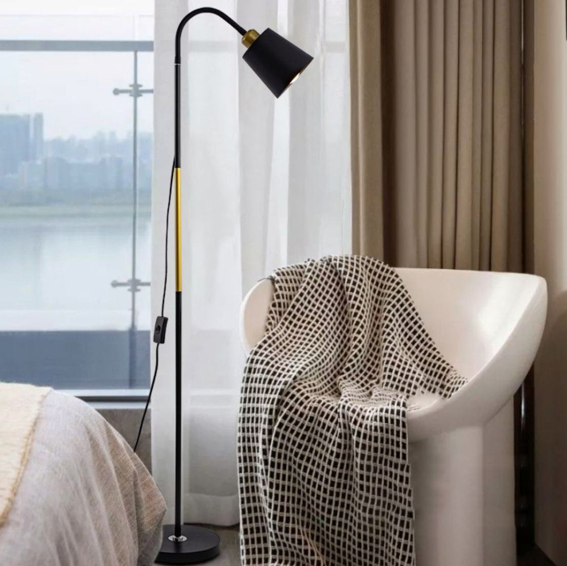 Minimalistyczna lampa podłogowa z okrągłym kloszem PVC