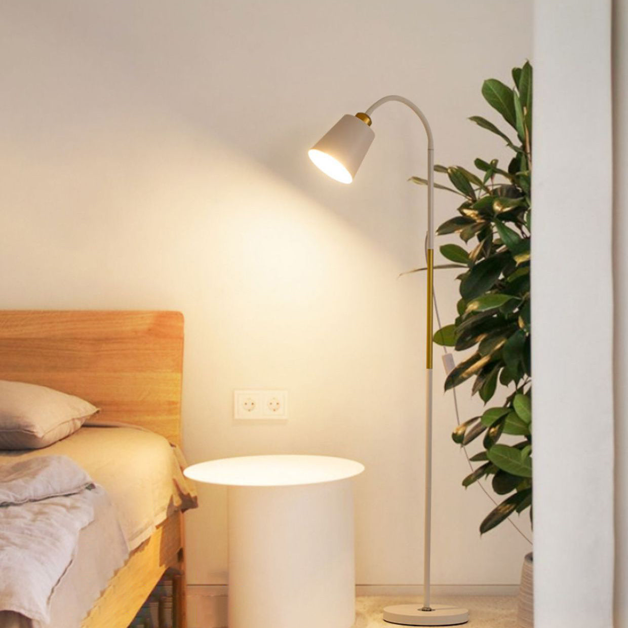 Minimalistyczna lampa podłogowa z okrągłym kloszem PVC