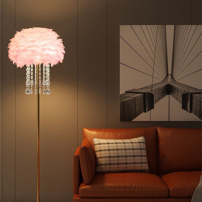 Nordyjska lampa podłogowa z kloszem z piór i kryształów