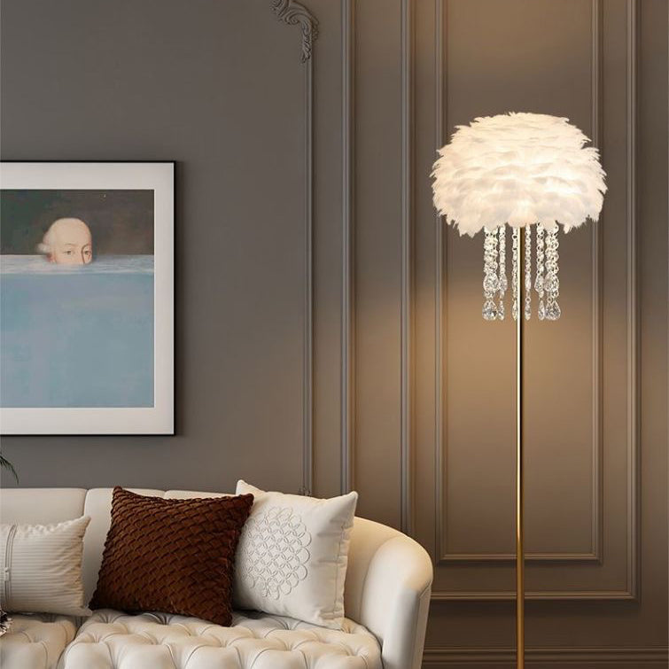 Nordyjska lampa podłogowa z kloszem z piór i kryształów