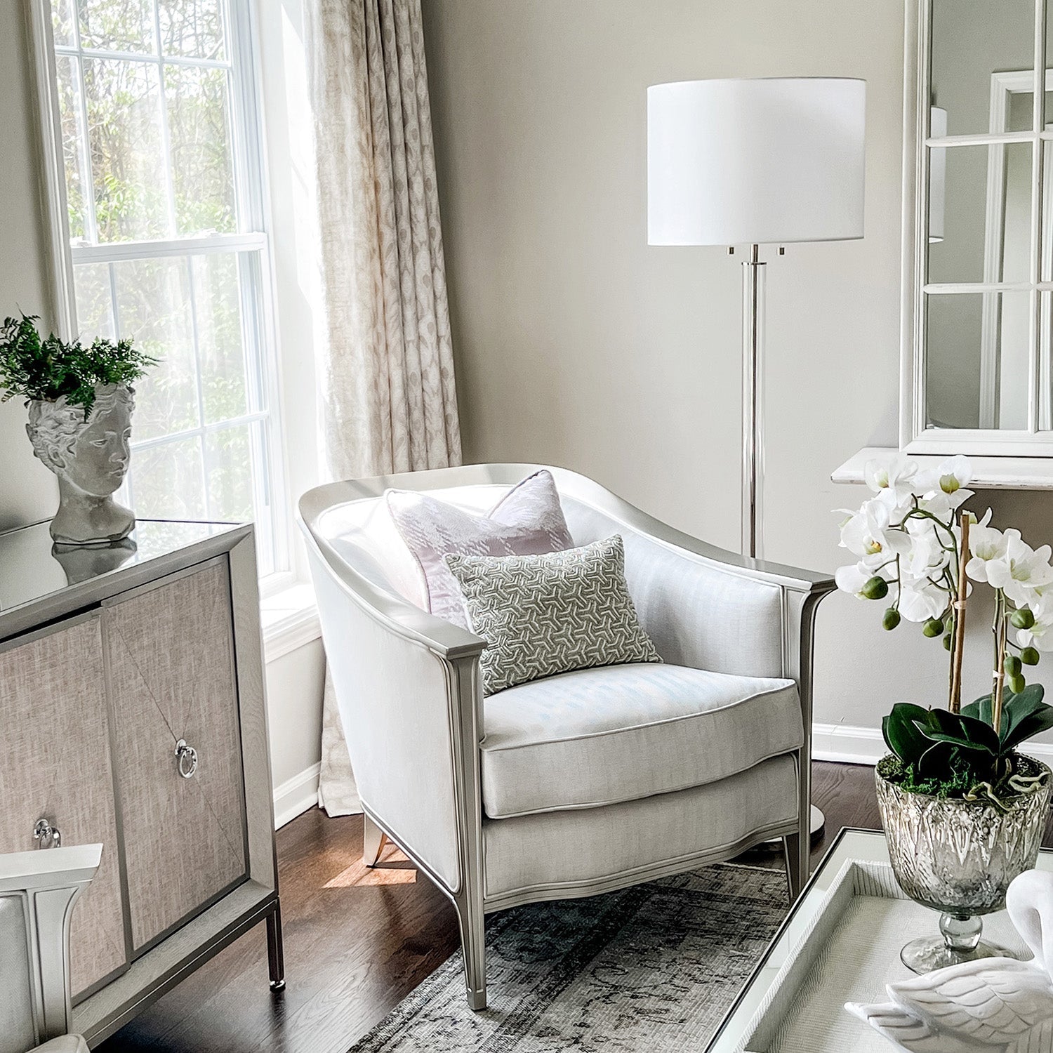 Lampa podłogowa Laurel z cylindrem szklanym, polerowany nikiel