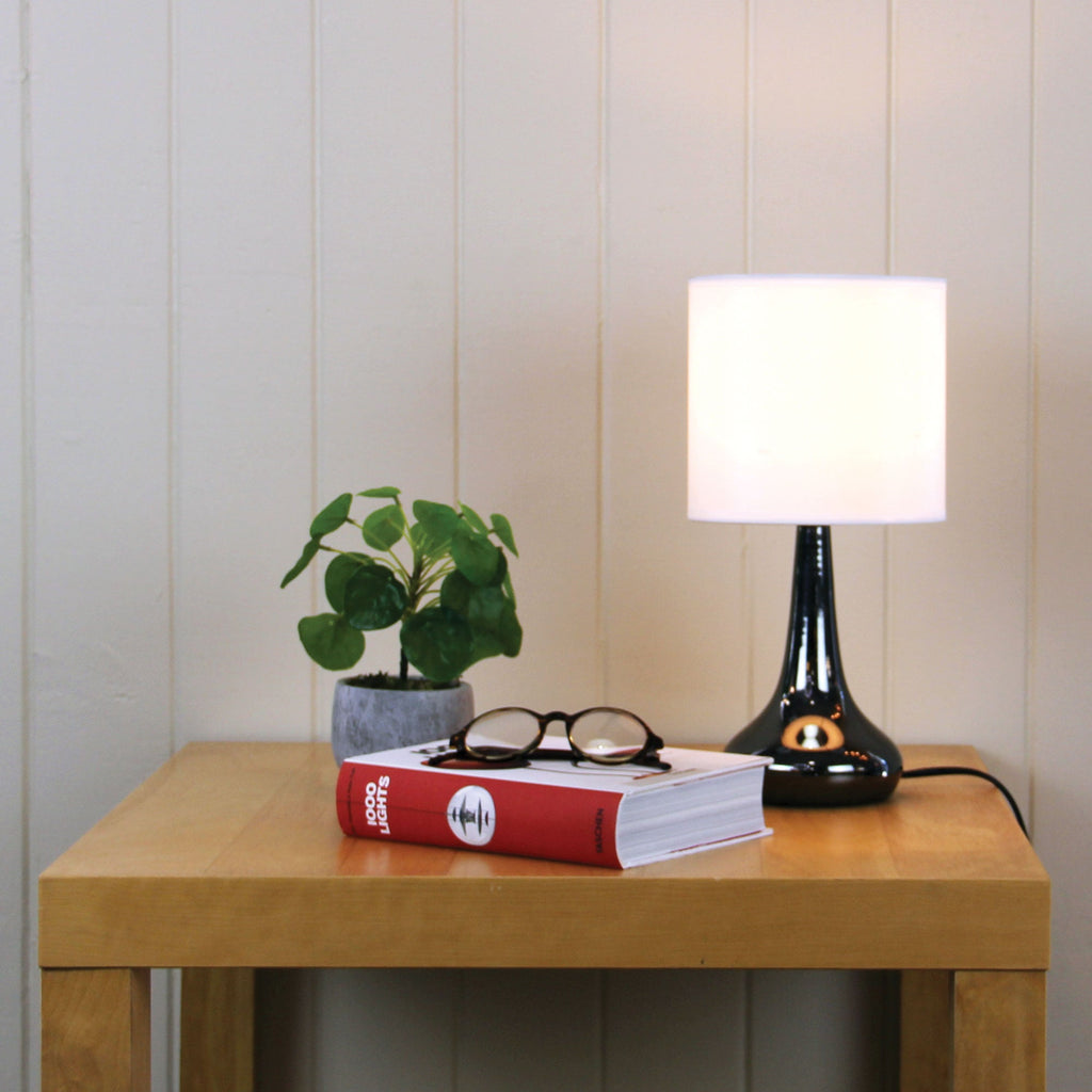 Lampa dotykowa Lola w kolorze gunmetal, włączona i wyłączona