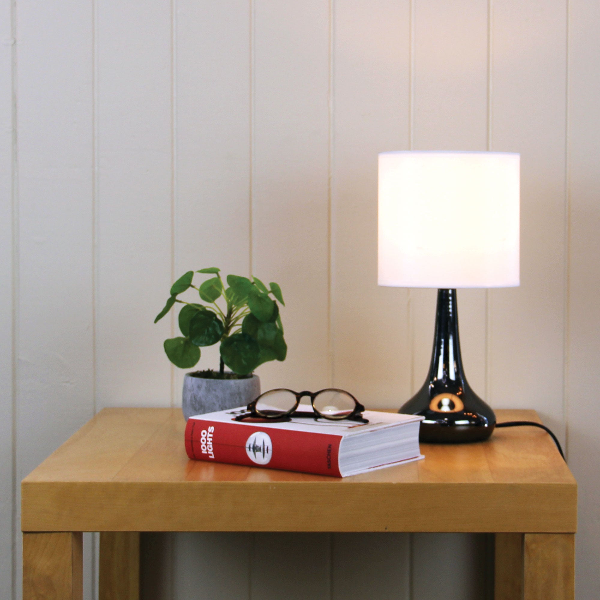 Lampa dotykowa Lola w kolorze gunmetal, włączona i wyłączona