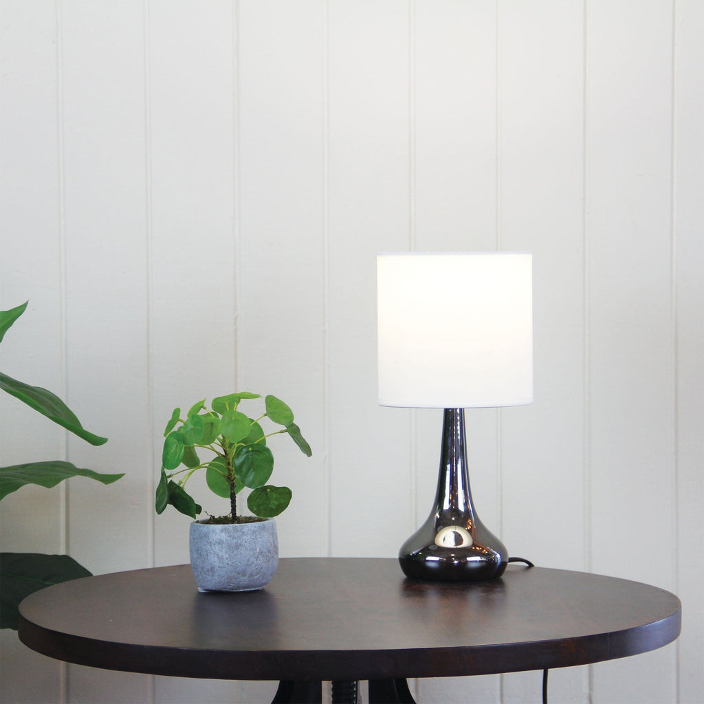 Lampa dotykowa Lola w kolorze gunmetal, włączona i wyłączona