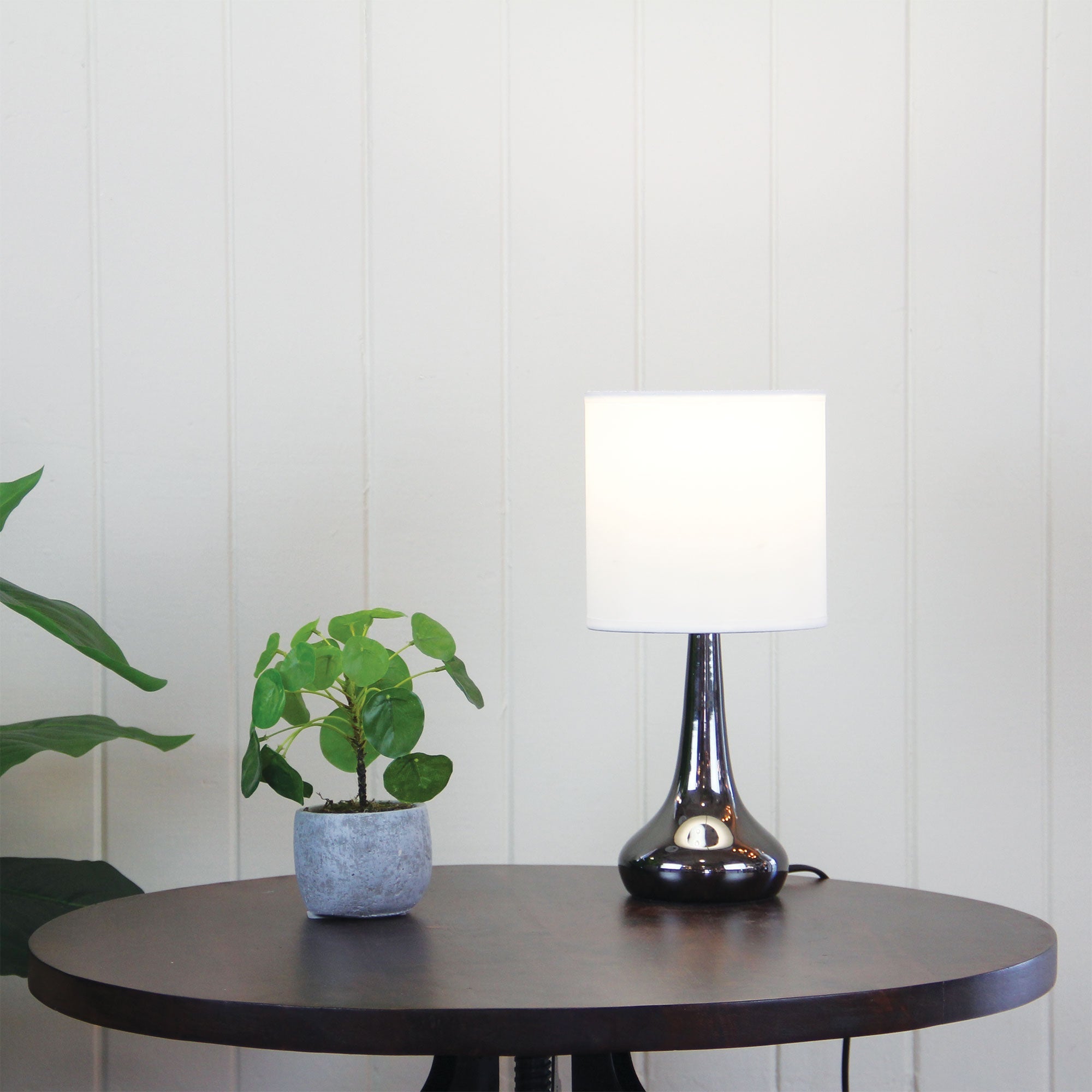 Lampa dotykowa Lola w kolorze gunmetal, włączona i wyłączona