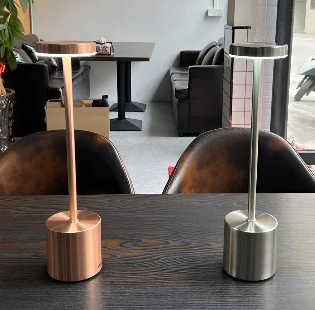 RetroGlow - Retroinspirowana lampa biurkowa LED z bezprzewodowym i USB ładowaniem